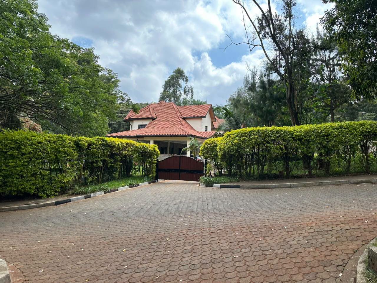 Prime 6-Bedroom maisonette Plus DSQ For Sale in Karen, Nairobi