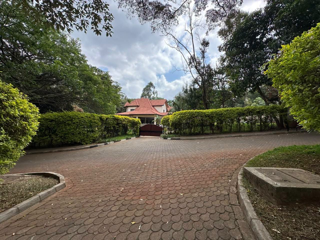 Prime 6-Bedroom maisonette Plus DSQ For Sale in Karen, Nairobi Image