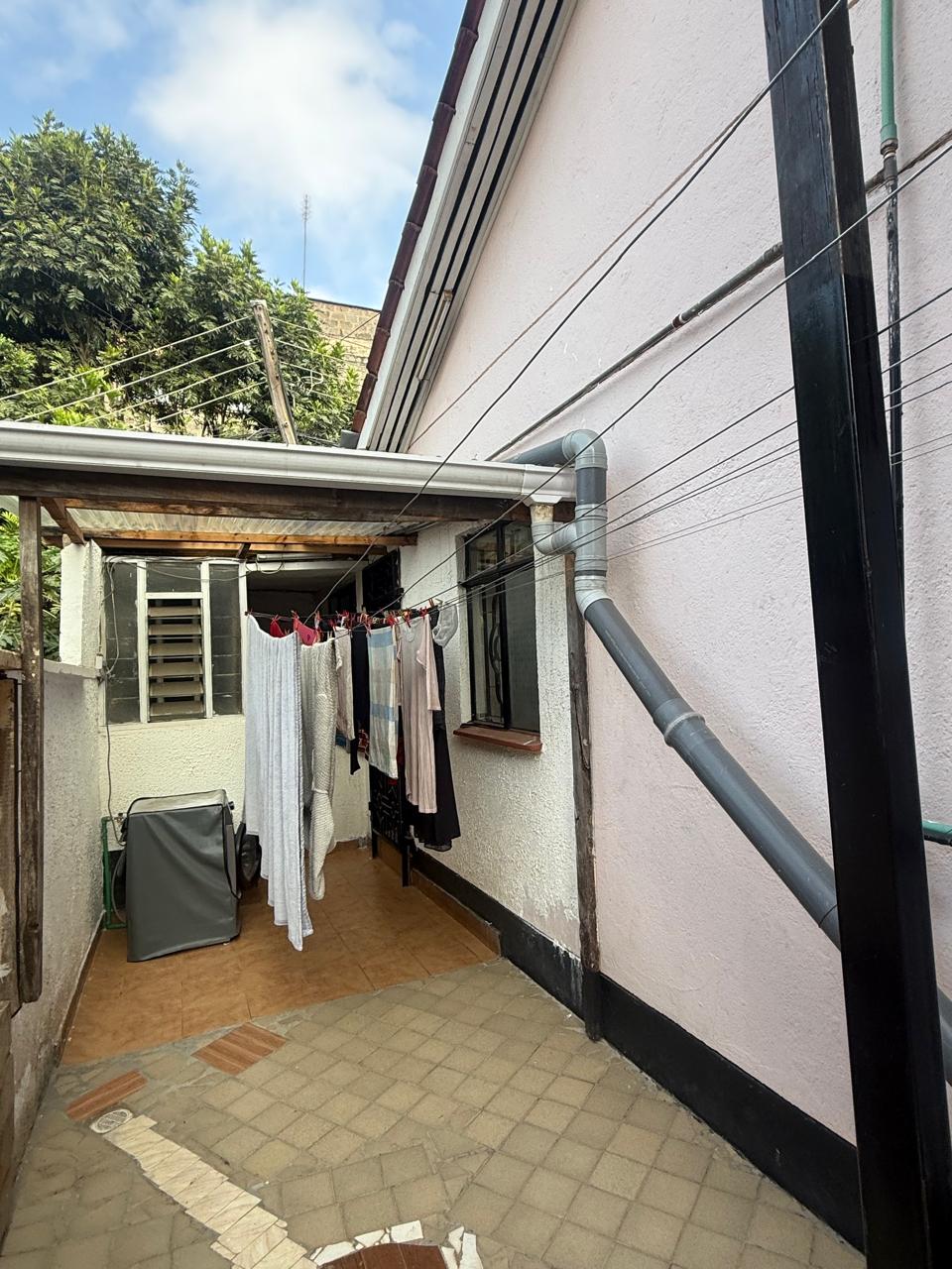 Servant quatre for rent in Lavington Image