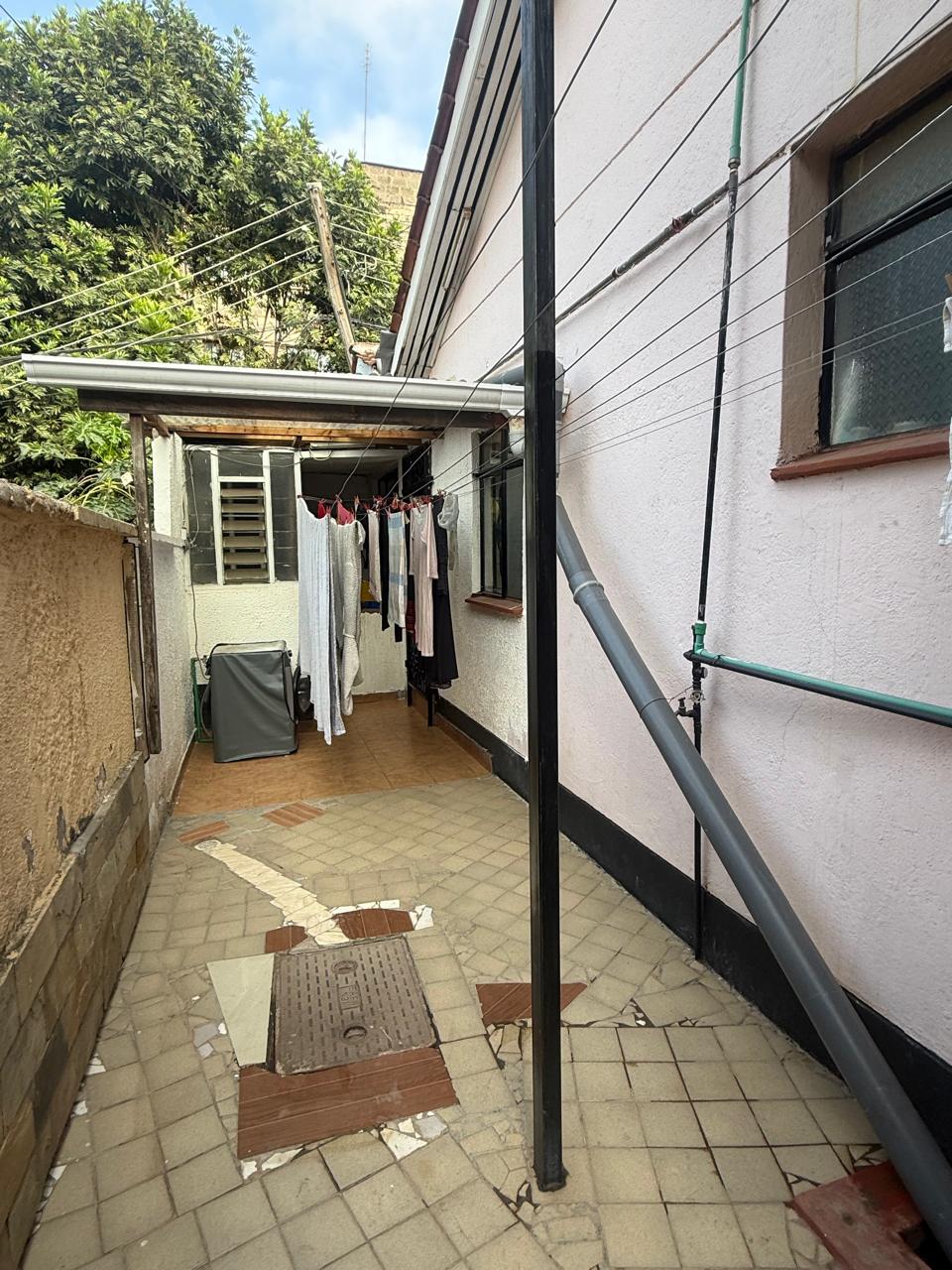 Servant quatre for rent in Lavington Image