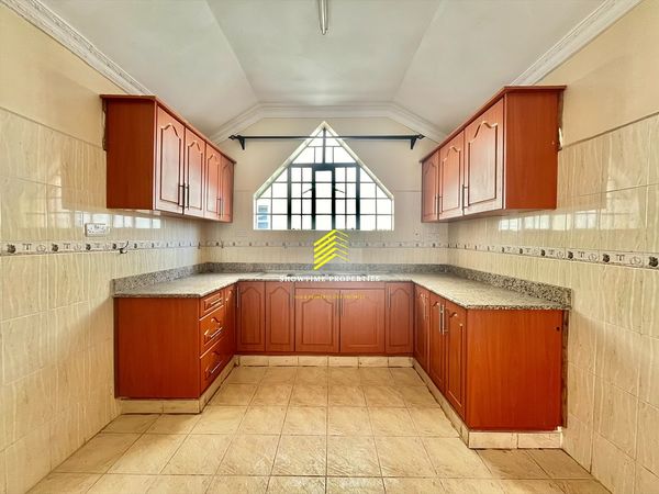 Spacious 2 bedroom apartment All en-suite to let in Westlands