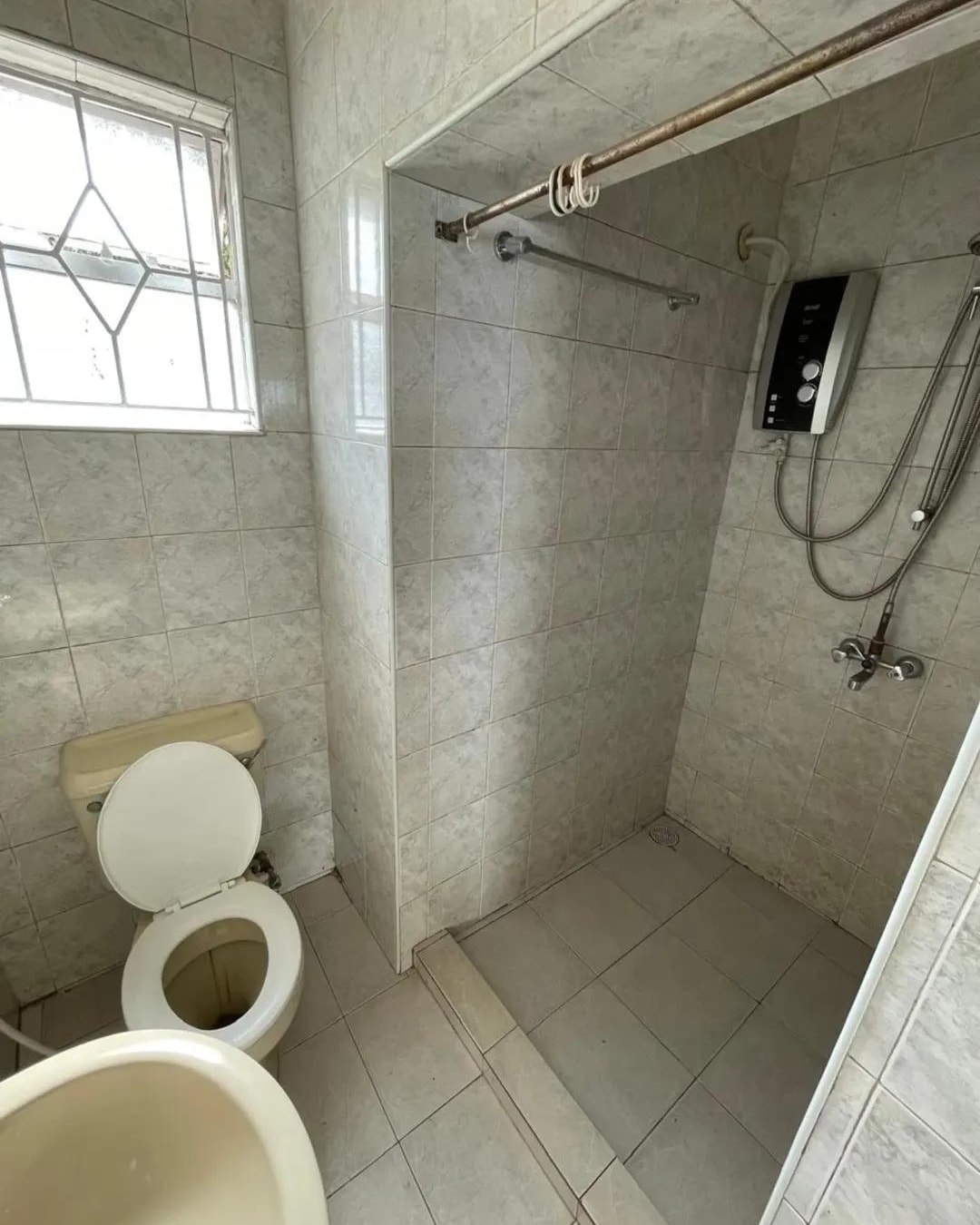 spacious 2 bedroom apartment to let in Parklands Image