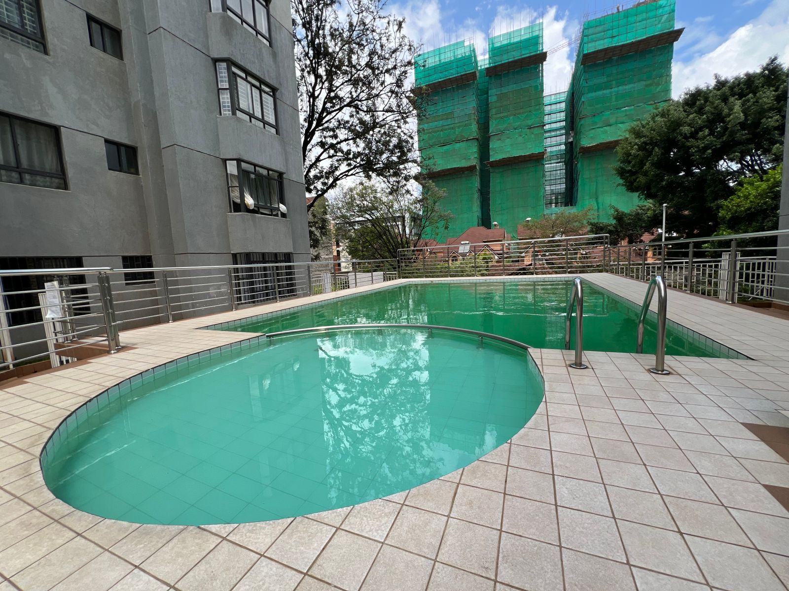 Spacious 3 bedroom apartment all ensuite plus dsq to let in Lavington