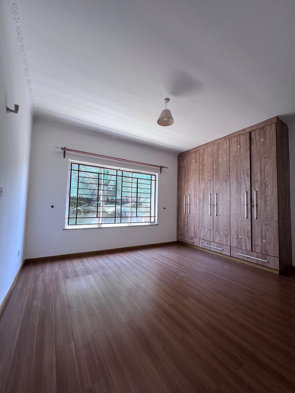 spacious 3 bedroom apartment plus sq for rent in kileleshwa Image