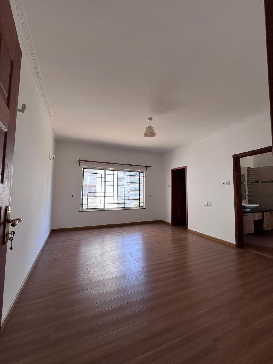 spacious 3 bedroom apartment plus sq for rent in kileleshwa Image