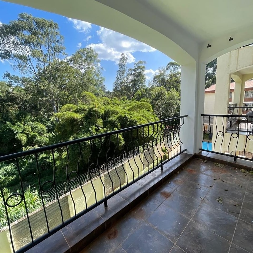 spacious 3 bedroom apartment plus sq to let in Lavington