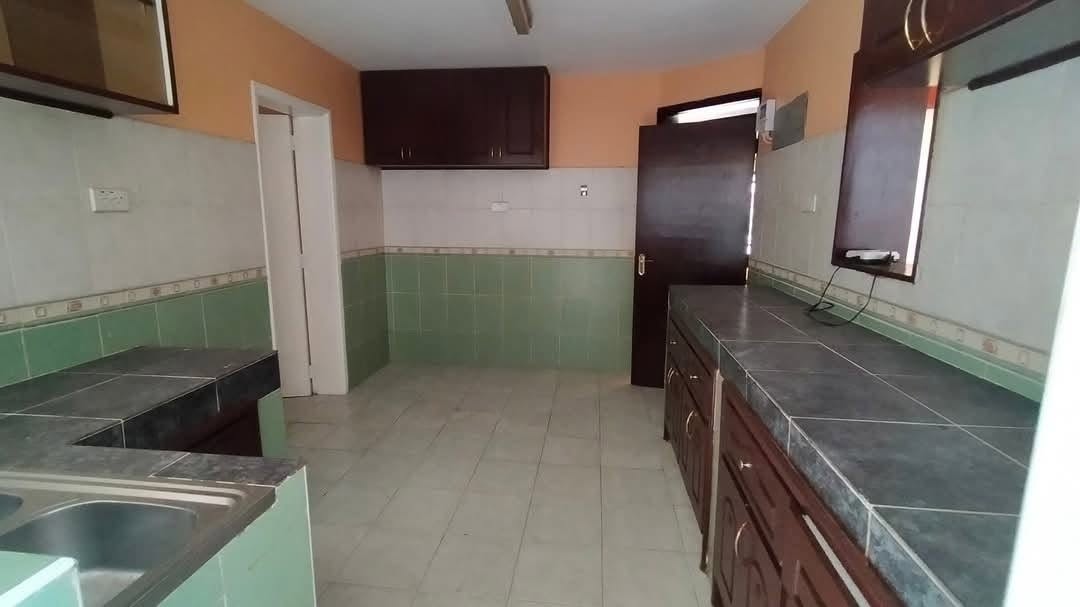 SPACIOUS 3 BEDROOM APARTMENT TO LET IN UPPERHILL