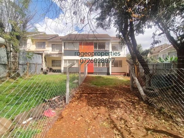 spacious 3 bedroom maisonette plus sq to let in Lang'ata.