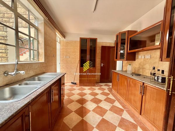 Spacious 4 bedroom apartment + Dsq to let in Lavington