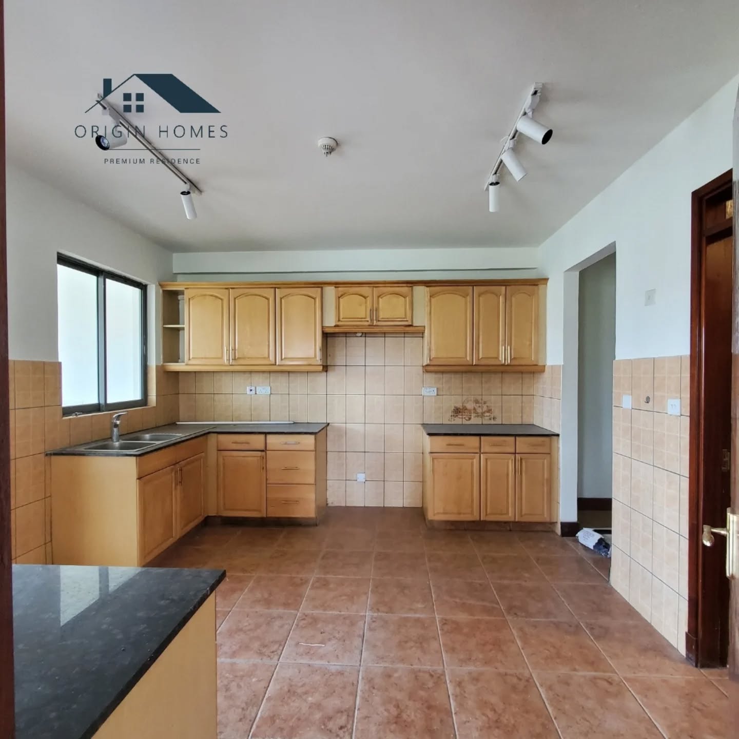 Spacious 4 Bedroom Apartment plus Home Office & Family Room To Let in Westlands Image