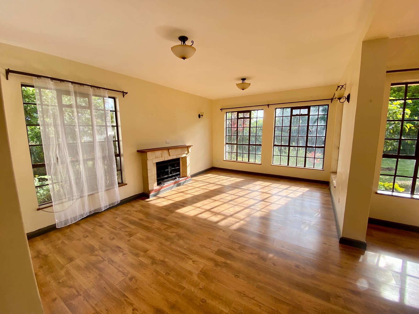 Spacious 4 Bedroom Maisonette For Rent in Red hill Image