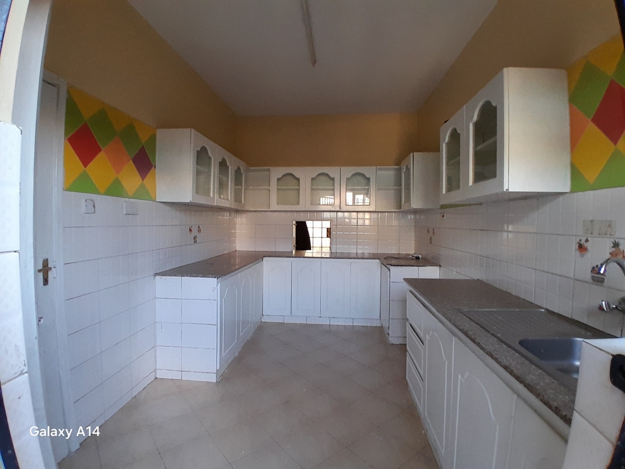 Spacious 4 bedroom maisonette plus sq for sale south c Image