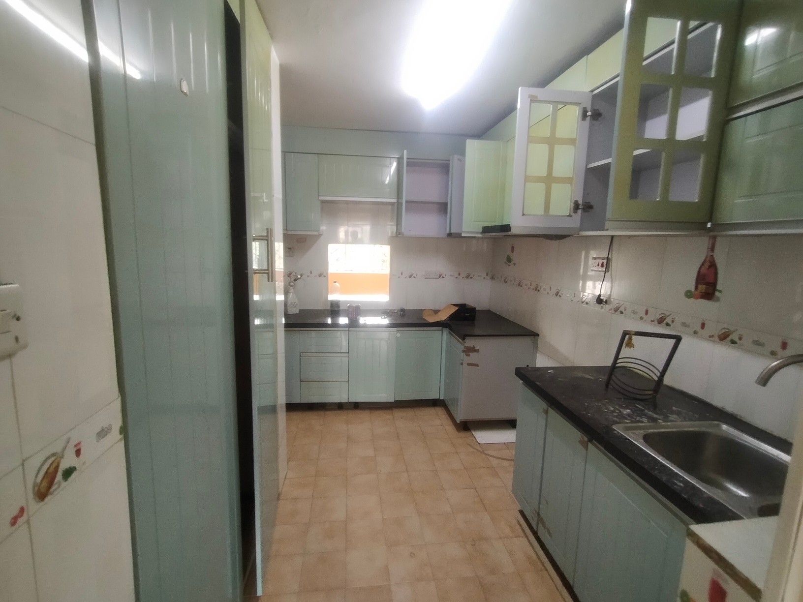 SPACIOUS 4-BEDROOM MAISONETTE + SQ TO LET IN SOUTH C Image