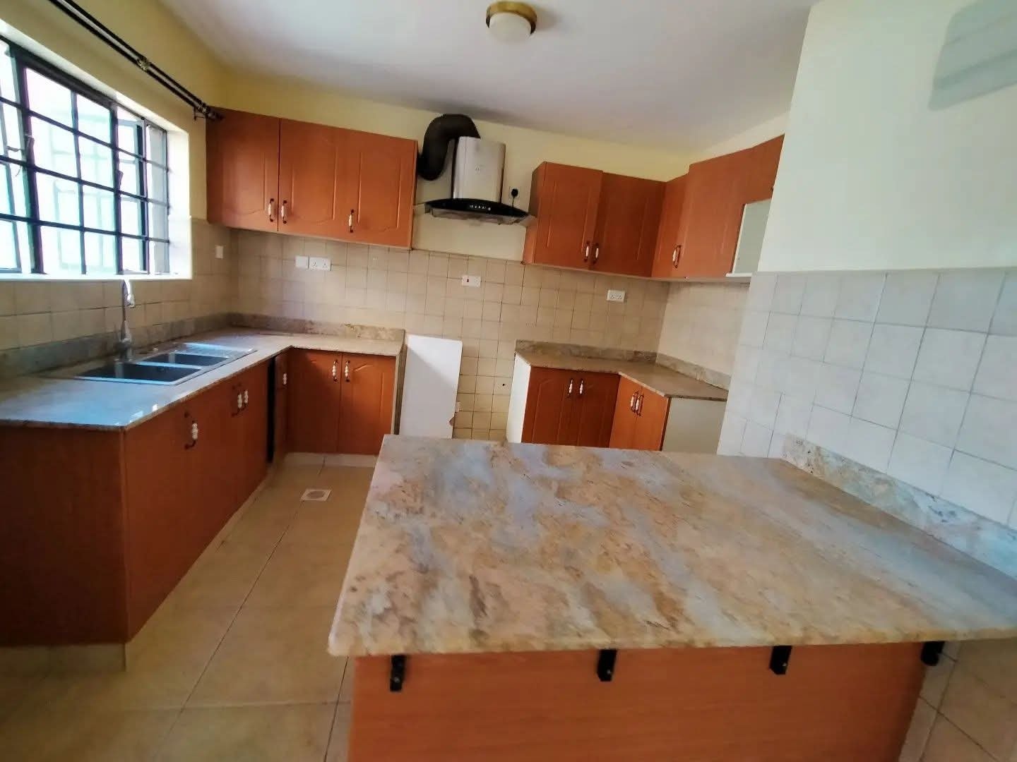 Spacious 4 Bedroom Townhouse For Rent in Kerarapon Image