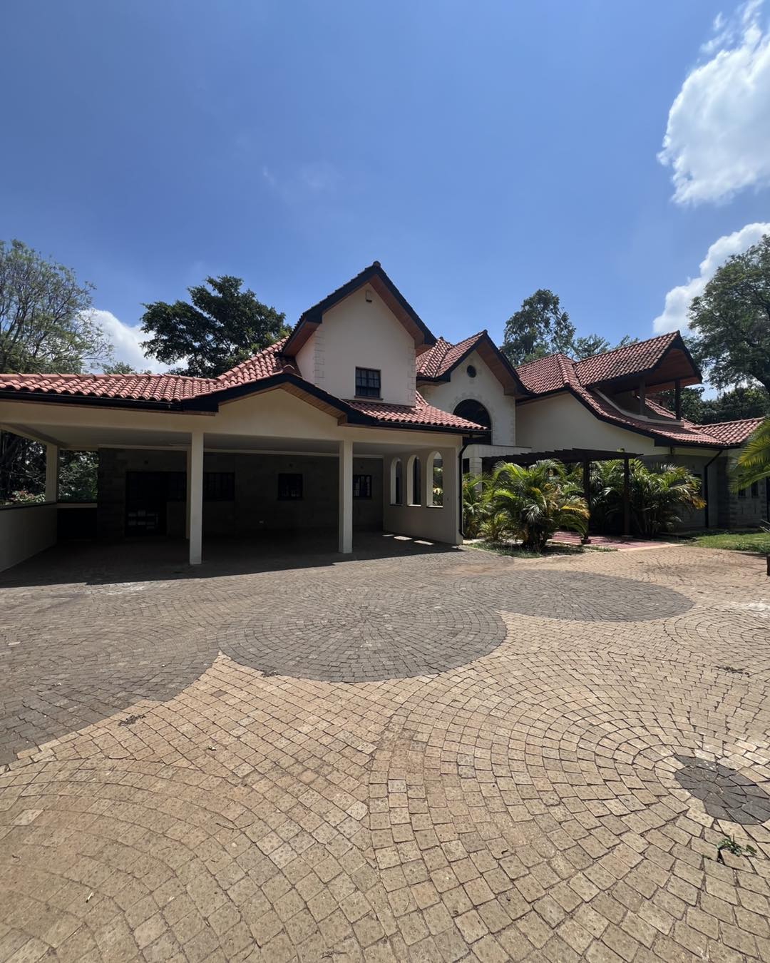 Spacious 6-Bedroom + Detached SQ Villa To Let in Karen