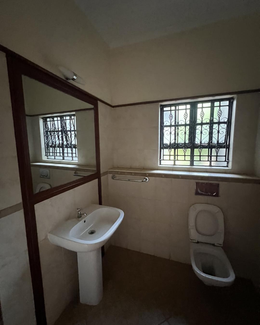 Spacious 6-Bedroom + Detached SQ Villa To Let in Karen Image