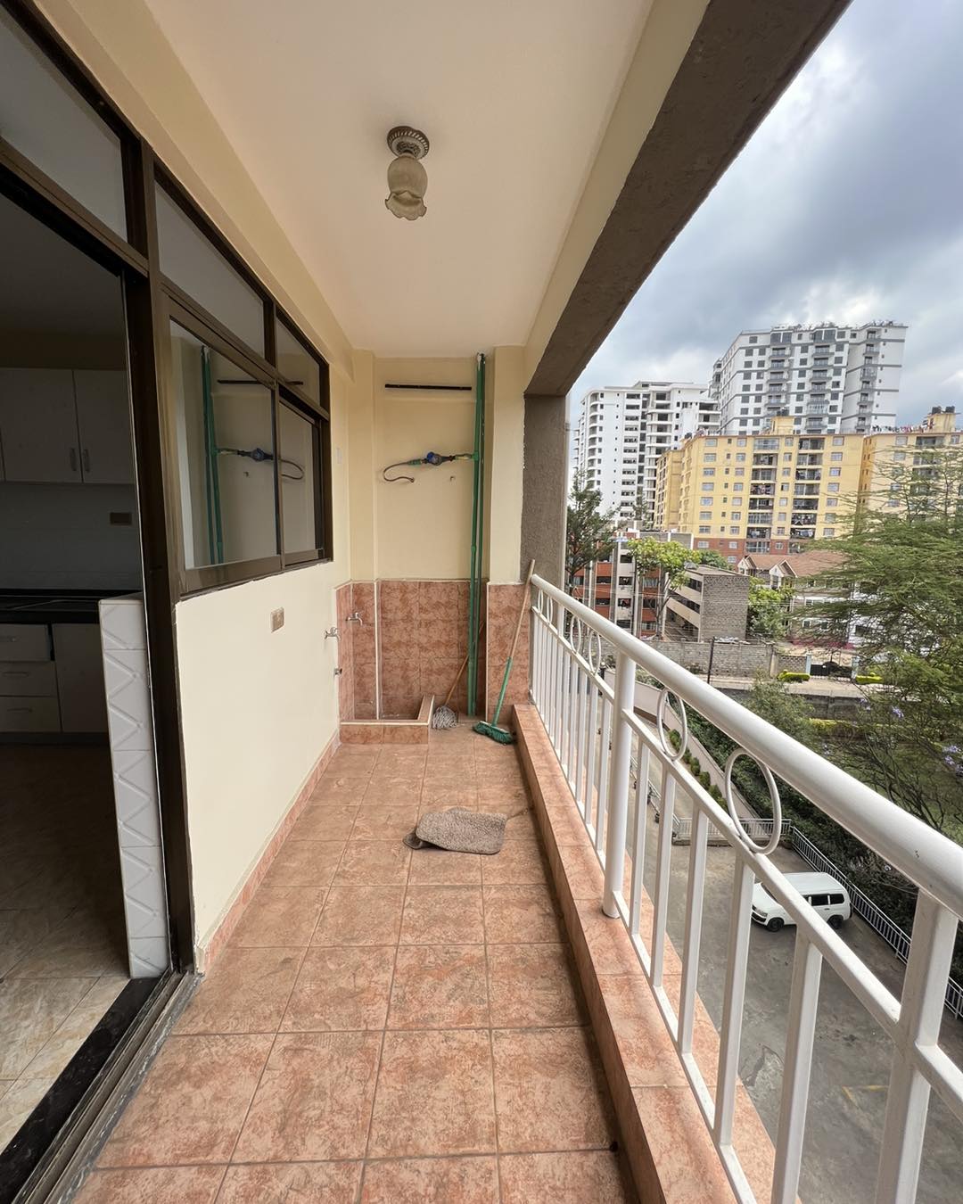 Spacious modern 3 bedroom apartment to let in kililani