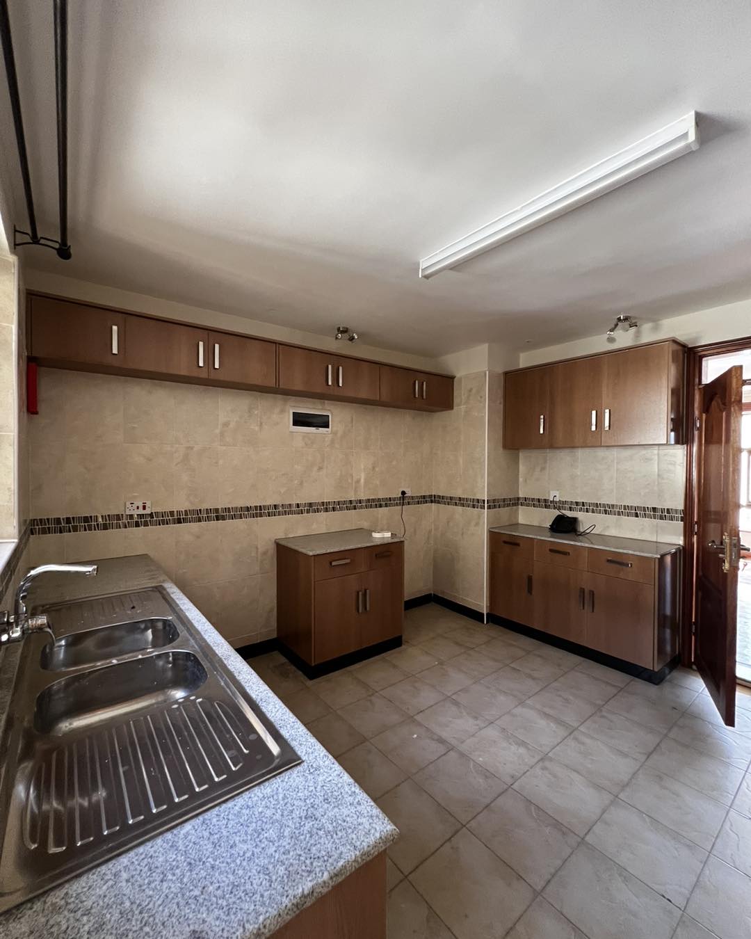 Spacious modern 3 bedroom plus dsq apartment to let in kilimani Image