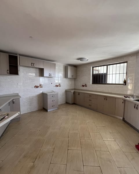 Spacious modern 3 bedroom plus dsq apartment to let in lavington