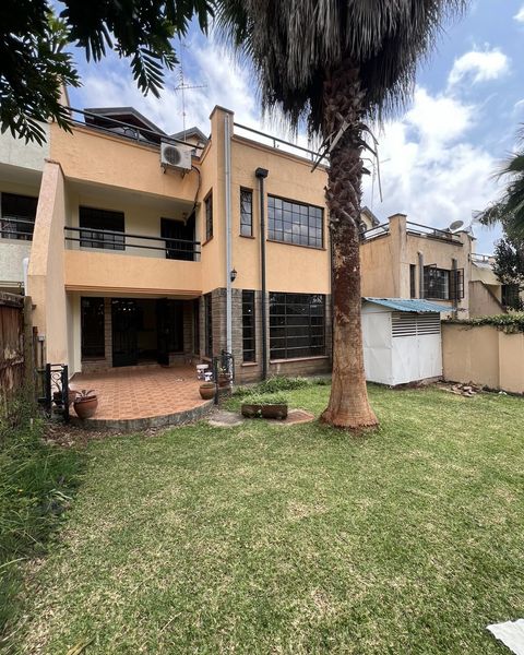 Spacious modern 5 bedroom plus dsq townhouse to let in lavington