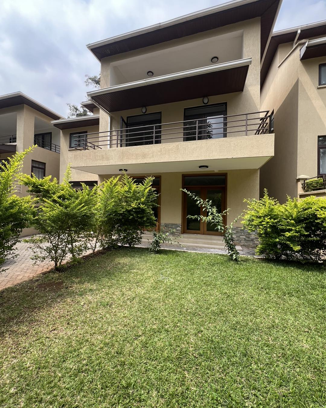 Spacious modern 5 bedroom plus dsq townhouse to let In LAVINGTON