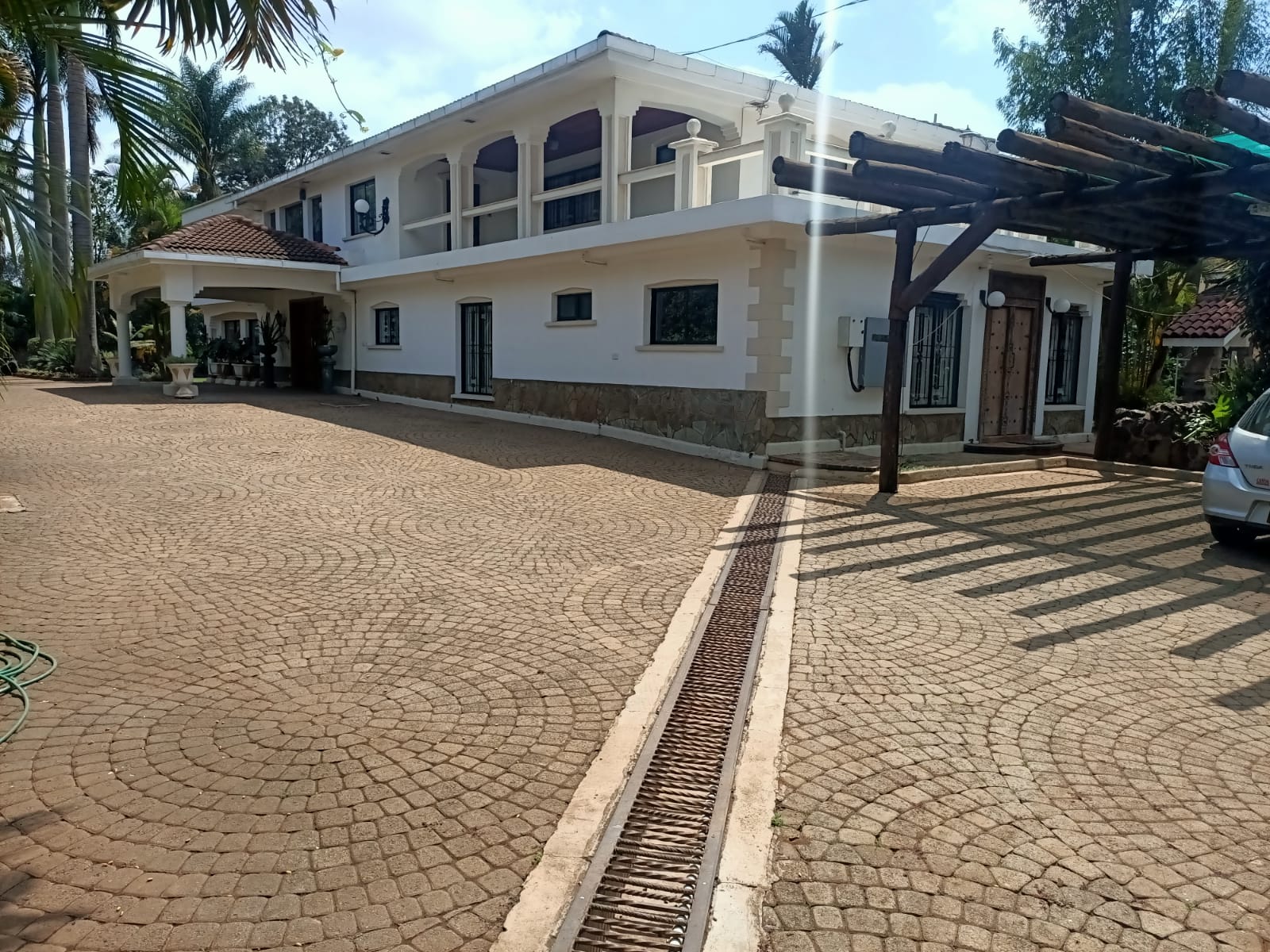 Magnificent 6 Bedrooms Townhouse on 0.8 acres In Lavington