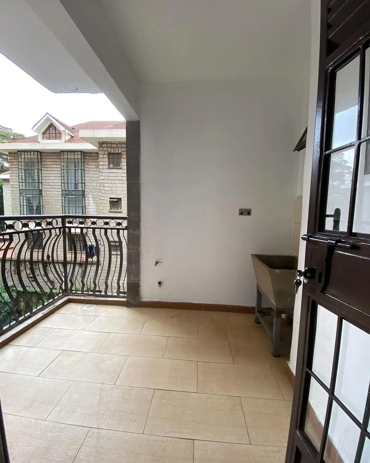 Spacious modern 3 bedroom plus dsq apartment let in Lavington Image