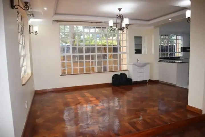 5 bedroom maisonette for sale in Lavington Image