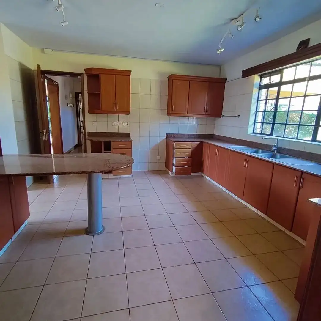 Beautiful 4 bedroom maisonette plus sq to let Karen Image