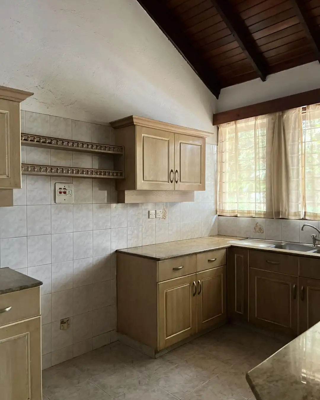 Spacious modern 4 bedroom townhouse plus dsq apartment to let in lavington Image