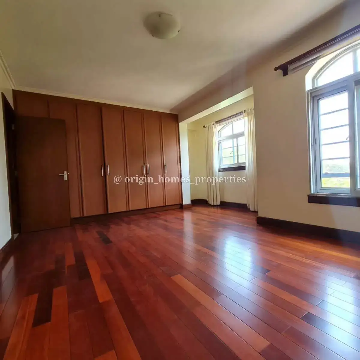 Spacious 3-Bedroom Apartment Plus Detached Dsq For Sale In Riverside Image