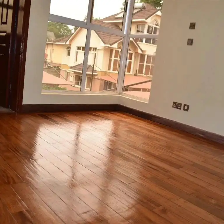 5 bedroom maisonette for sale in Lavington. Image