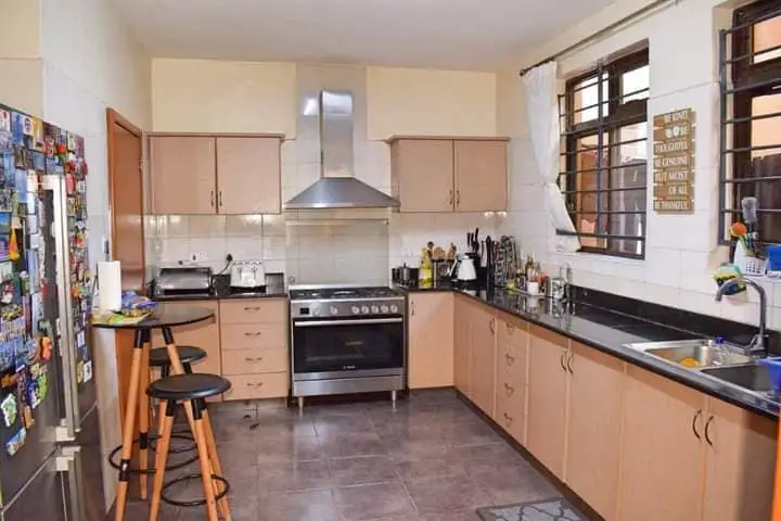 6 BEDROOM TOWNHOUSE FOR SALE OR RENT IN lAVINGTON Image