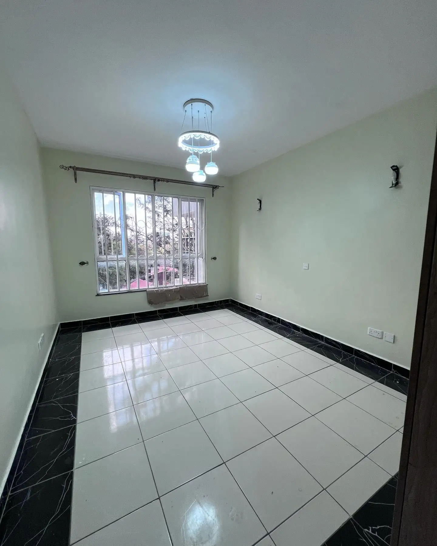 THREE BEDROOM APARTMENT PLUS A DSQ TO LET IN LAVINGTON Image