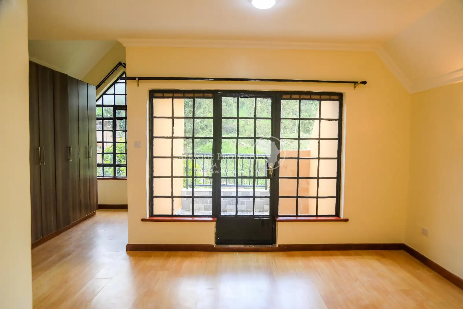 Luxury 4 Bedroom Villa For Sale in Redhill Image