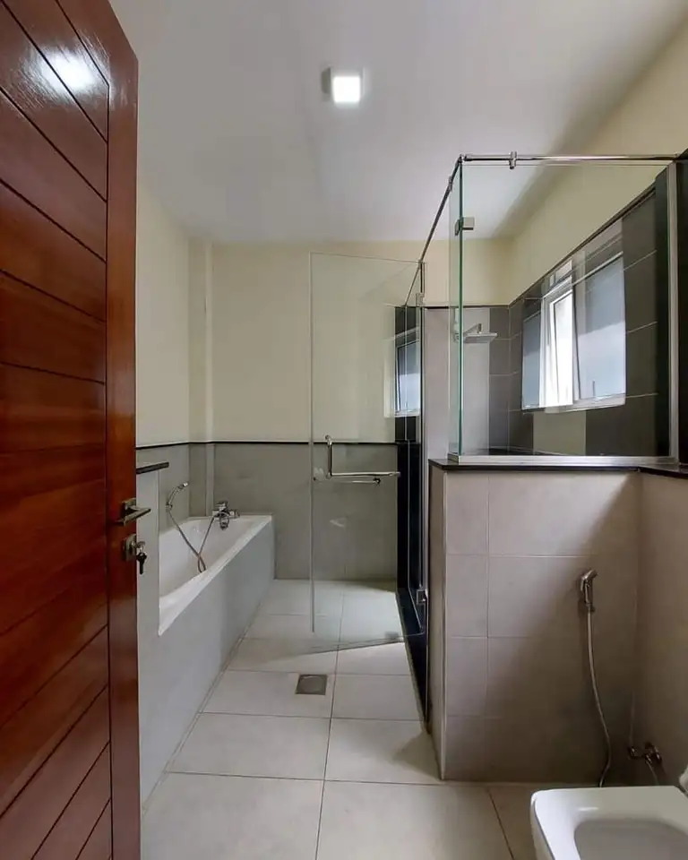 Outstanding 5 Bedroom Maisonette To Let in Lavington Image