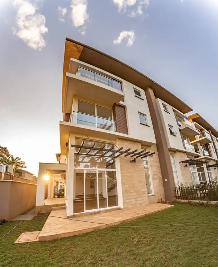 4 bedroom maisonette plus dsq for sale or rent in Lavington Image