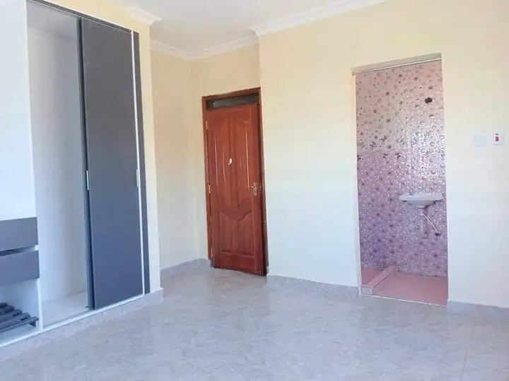 5 bedroom townhouse to let in Kerarapon drive Image