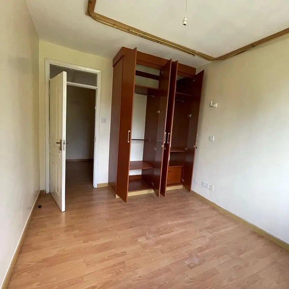 spacious 3 bedroom apartment plus sq to let in Lavington Image