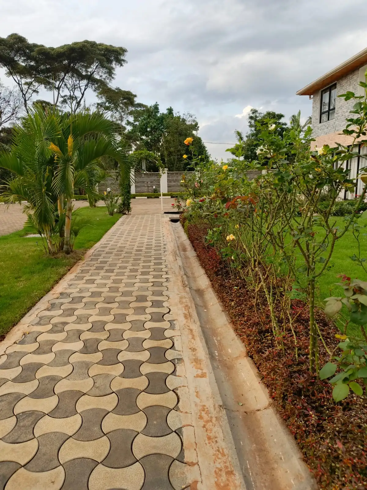 3bedroom Unfurnished/furnished apartment to let in Nyari Estate Image