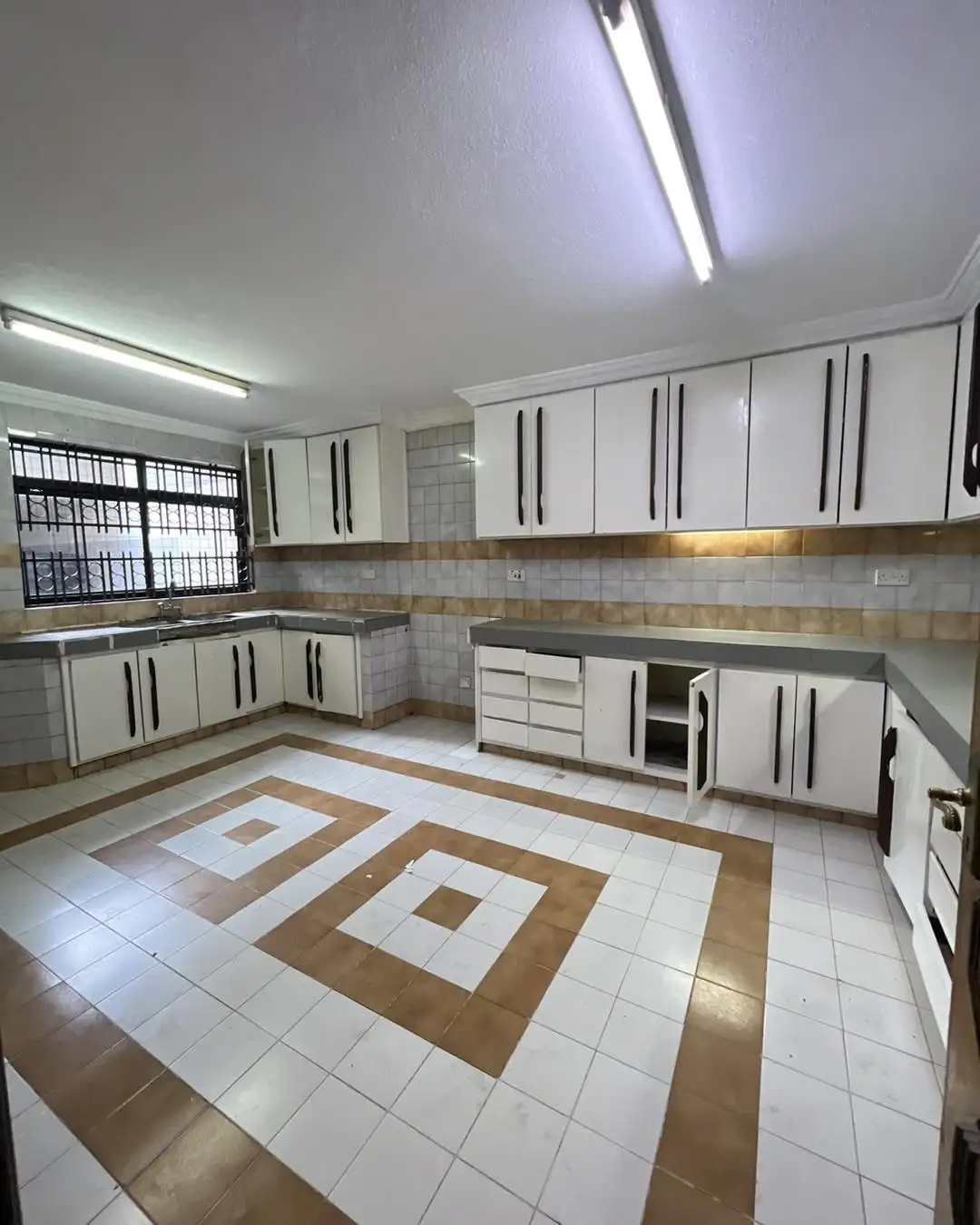 Spacious modern 5 bedroom plus dsq townhouse to let in lavington Image