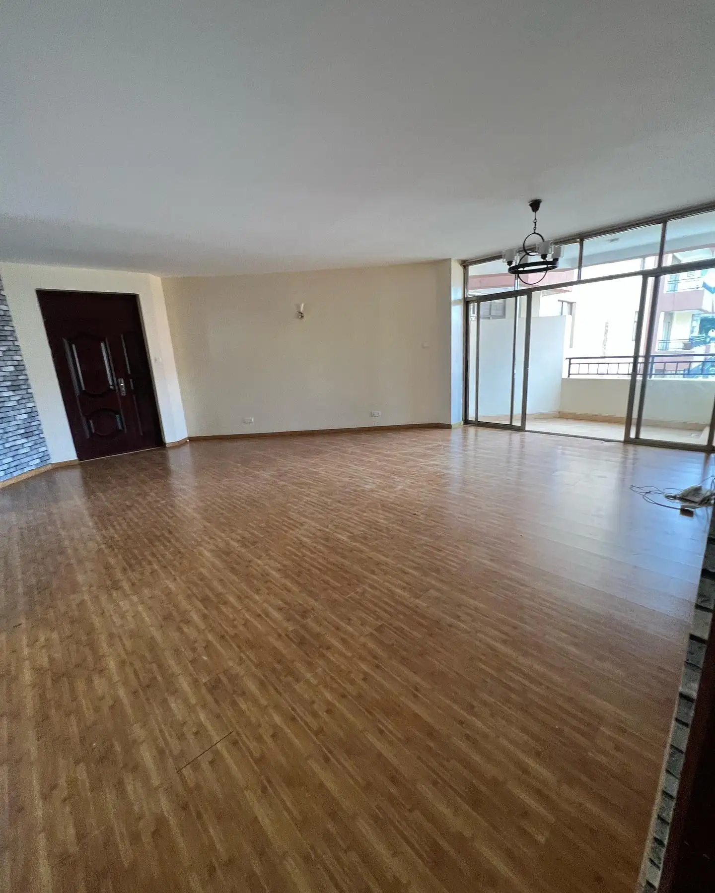 Executive threr bedroom all ensuite with a dsq to let in Lavington Image