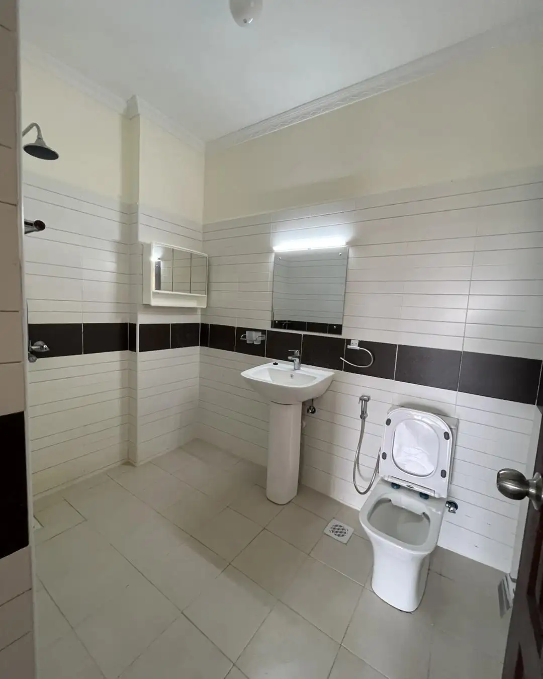 Spacious modern newly built 2 bedroom apartment to let in lavington Image