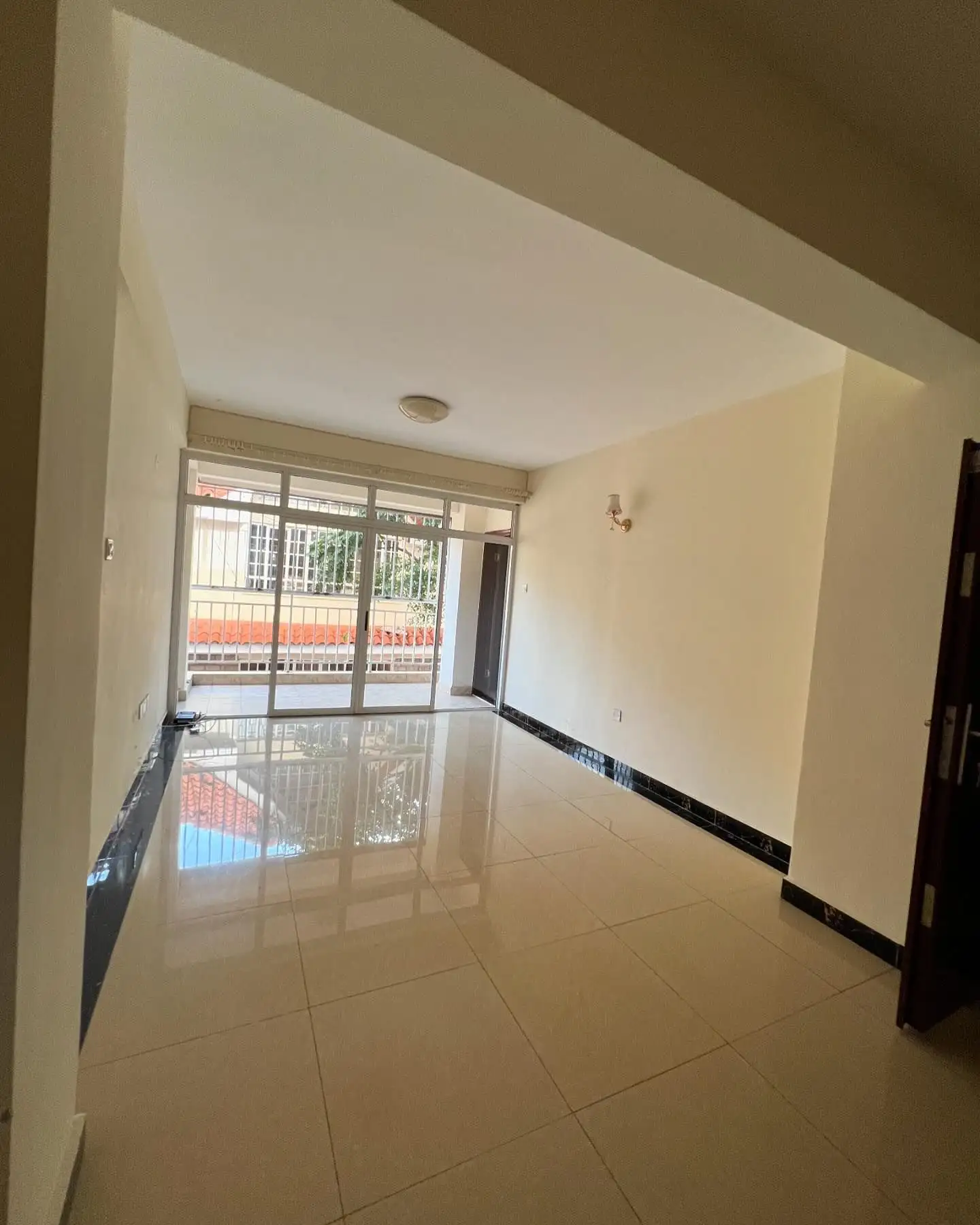 EXECUTIVE THREE BEDROOM APARTMENT PLUS A DSQ TO LET IN KILIMANI Image