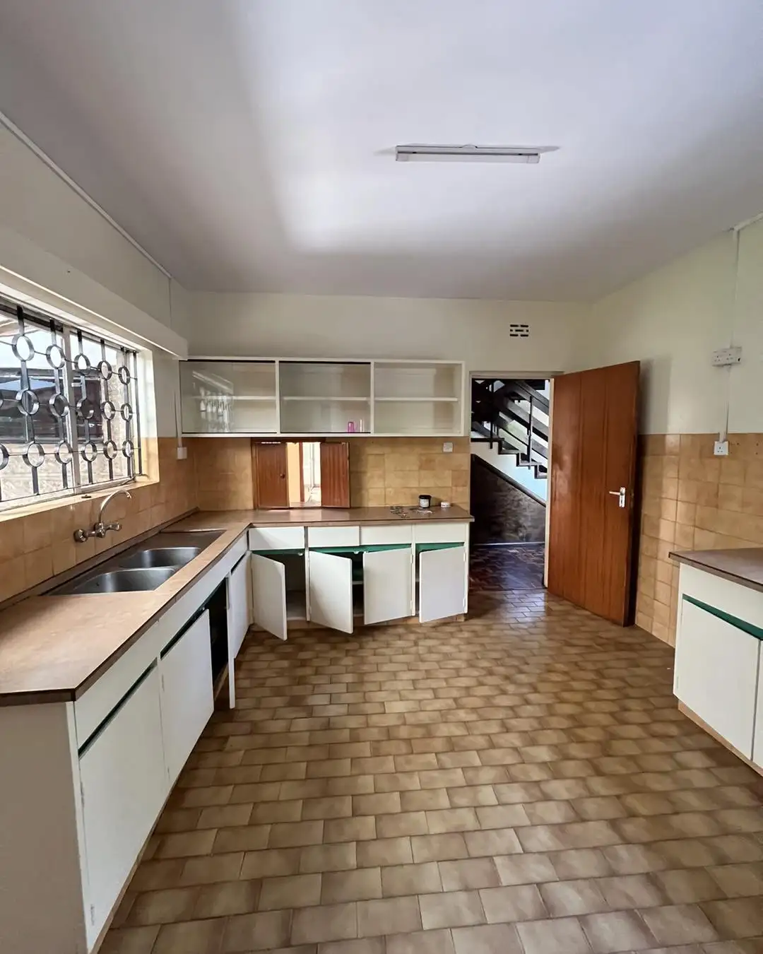 Spacious modern 4 bedroom plus dsq townhouse to let in lavington Image