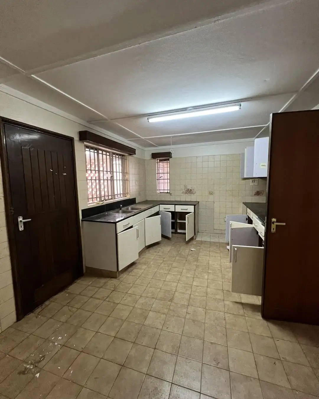 Spacious modern 4 bedroom plus dsq townhouse to let in KILELESHWA Image