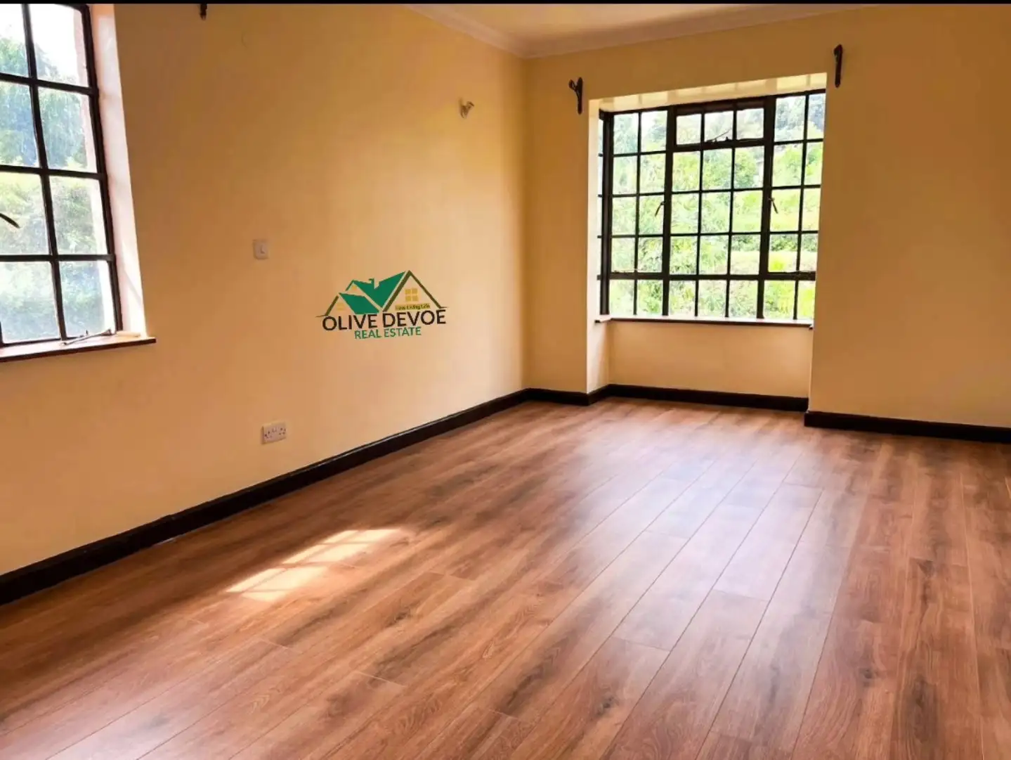 Beautifully refurbished 4 bedroom town house for sale in Redhill Image