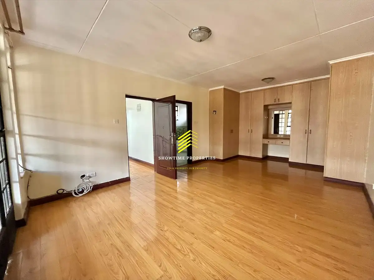 4 bedroom maisonette for sale in Lavington Image