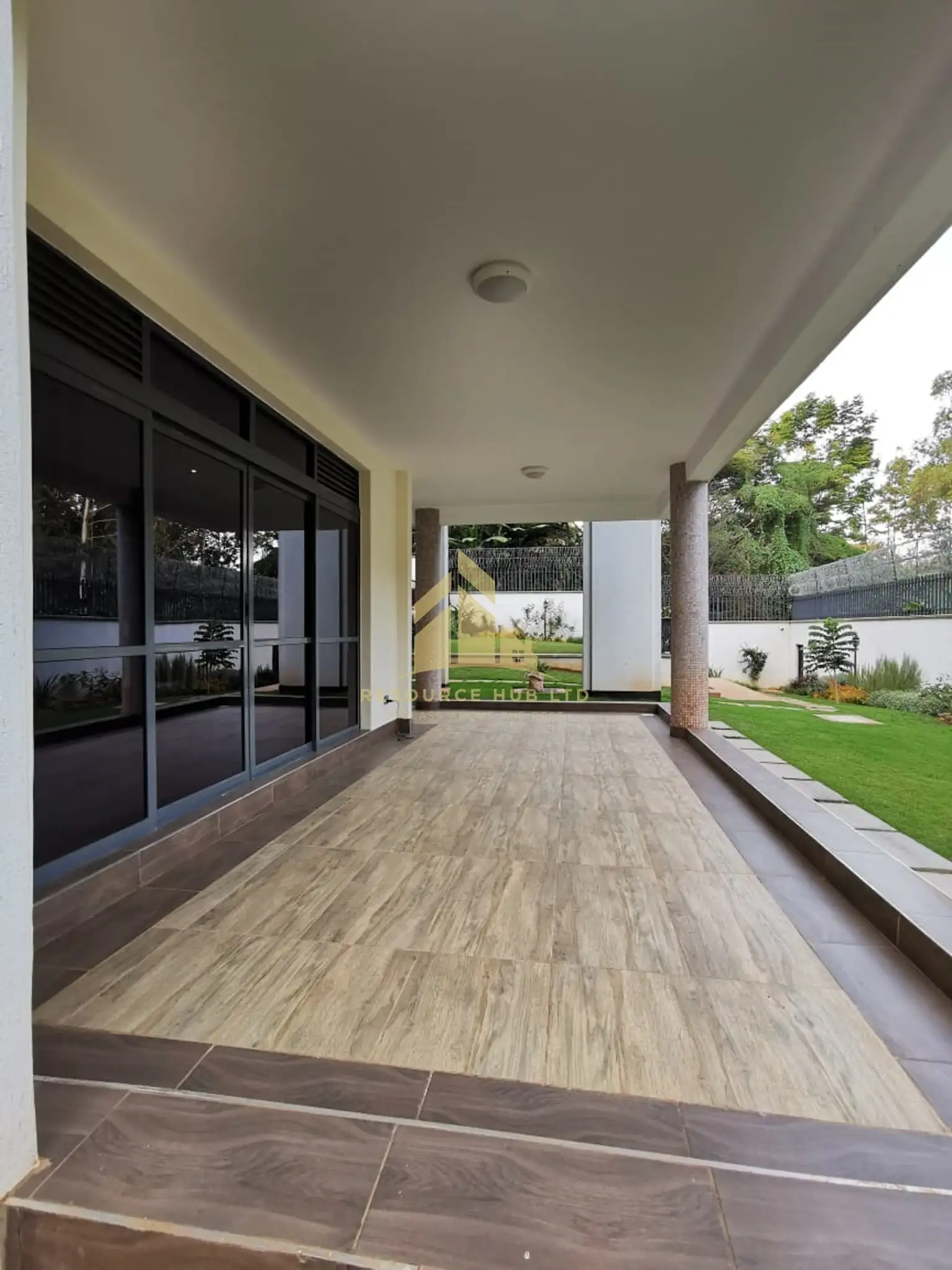 Ultra Modern 5 Bedroom Maisonette Plus DSQ For Rent in Redhill Image