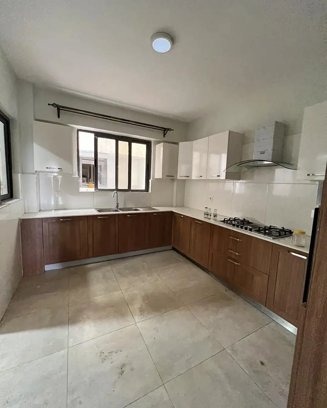 Spacious modern 3 bedroom plus dsq apartment to let in kilimani Image